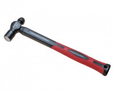 Leichter Kugelhammer 230 g mit rutschfestem Fiberglasstiel.